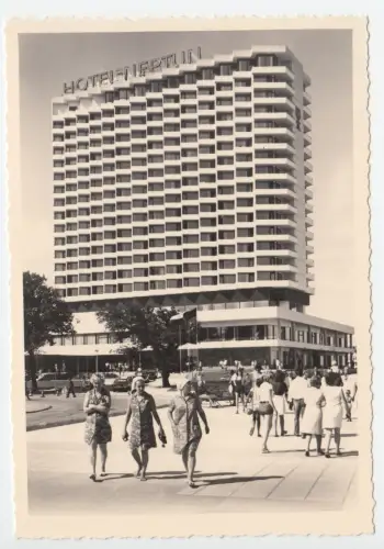 AK, Rostock Warnemünde, Blick von der Promenade zum Hotel "Neptun", belebt, 1972