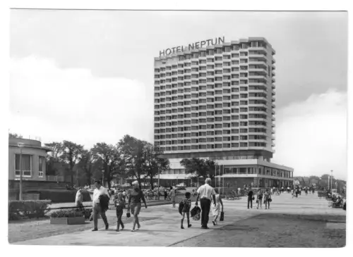 AK, Rostock Warnemünde, Strandpromenade belebt am Hotel "Neptun", 1974