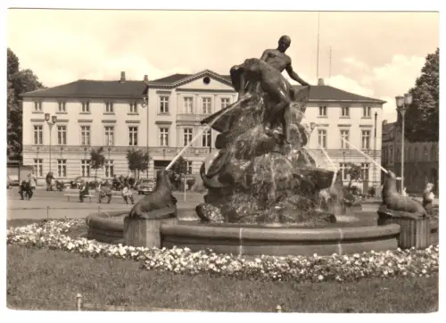 AK,  Schwerin, Grunthalplatz mit Denkmal, Version 2, 1969
