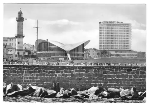 AK, Rostock Warnemünde, Blick von d. Mole auf Leuchtturm u. Hotel "Neptun", 1974