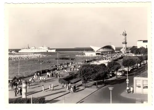 AK, Rostock Warnemünde, Strandpromenade mit Mole, Teepott und Leuchtturm, 1974