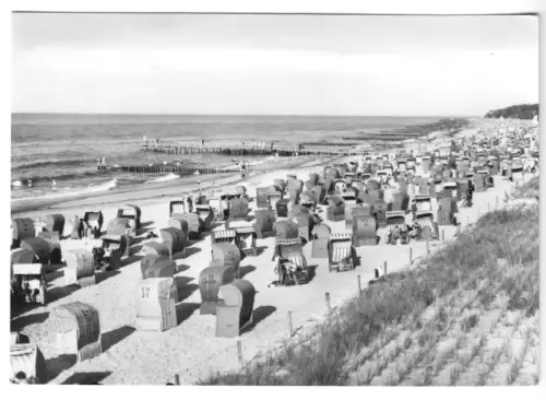 AK, Kühlungsborn Kr. Bad Doberan, Strandpartie, belebt, 1975