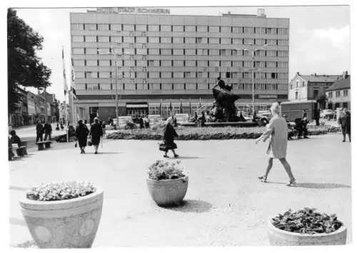 AK,  Schwerin, Blick zum Hotel "Stadt Schwerin", belebt, Version 1, 1972
