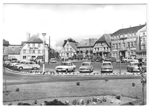 AK, Bergen Rügen, Karl-Marx-Platz, Teilansicht, zeitgen. Pkw, 1974