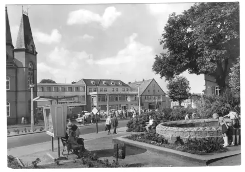AK, Bergen Rügen, Partie am Karl-Marx-Platz mit Brunnen, belebt, 1972