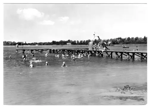 AK, Güstrow Meckl., Badestrand am Inselsee, belebt, Sprungturm, 1977