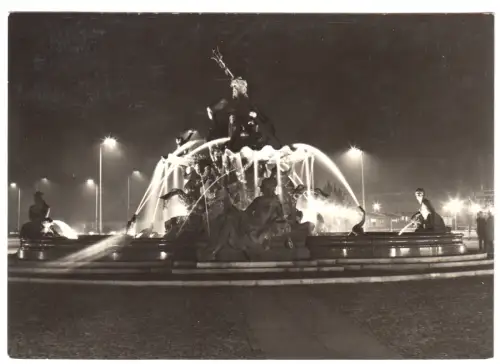 AK, Berlin Mitte, Neptunbrunnen, Nachtansicht, 1969