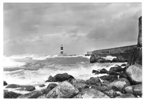 AK, Rostock Warnemünde, Mole bei bewegter See, 1966