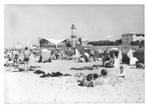 AK, Rostock Warnemünde, Teepott und Leuchtturm, Strand belebt, 1969