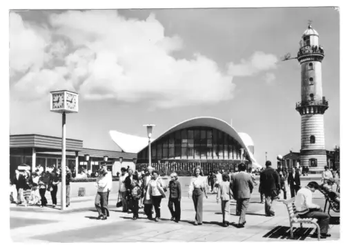 AK, Rostock Warnemünde, Teepott und Leuchtturm, Promenade belebt, 1981