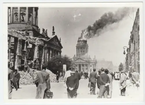 Foto im AK-Format, Berlin Mitte, Gendarmenmarkt, Franz. Dom im Brand, Reprint
