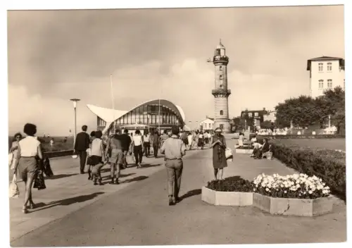 AK, Rostock Warnemünde, Strandpromenade mit Leuchtturm und Teepott, 1969