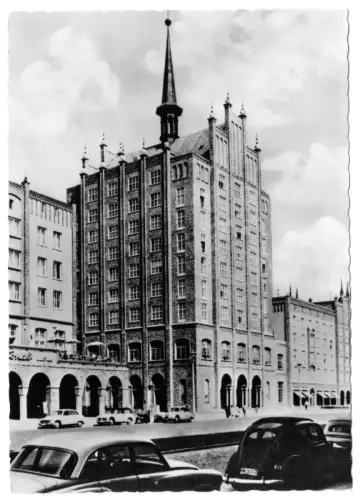AK, Rostock, Lange Straße, Teilansicht, zeitgen. Pkw, 1960