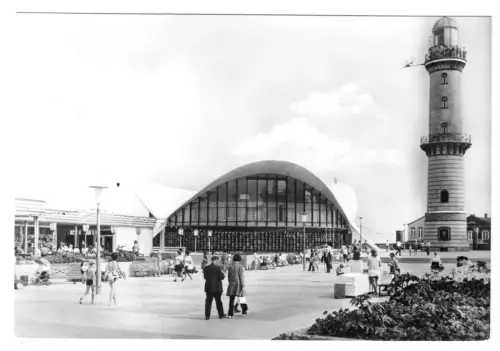 AK, Rostock Warnemünde, Teepott und Leuchtturm, belebt, 1976
