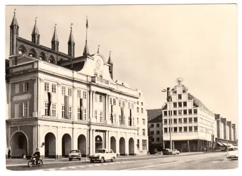 AK, Rostock, Rathaus beflaggt und "Haus Sonne", 1975