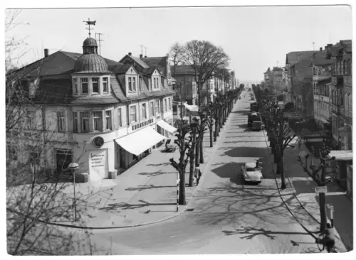 AK, Ostseebad Binz Rügen, Straßenpartie mit Kfz, 1965