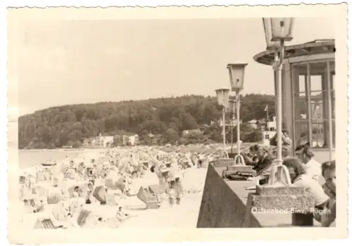 AK, Ostseebad Binz Rügen, Strand vom Konzertplatz gesehen, um 1960