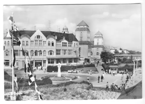 AK, Ostseebad Binz Rügen, An der Promenade mit HO-Sportwaren, Kiosk u. Uhr, 1973