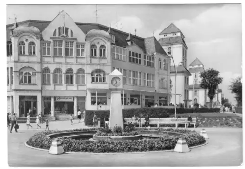 AK, Ostseebad Binz Rügen, Promenade mit Rondell und Uhr, HO Sportartikel, 1970