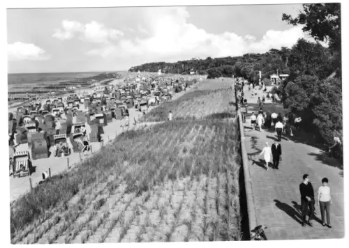 AK, Kühlungsborn Kr. Bad Doberan, Strand und Strandpromenade, belebt, 1968