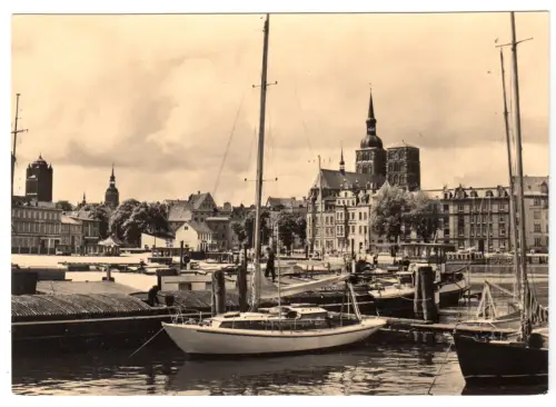 AK, Stralsund, Hafenpartie mit Segeljachten, 1966