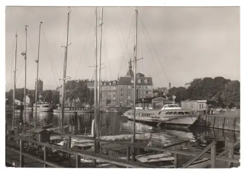 AK, Stralsund, Partie im Hafen mit Tragflügelboot, 1984