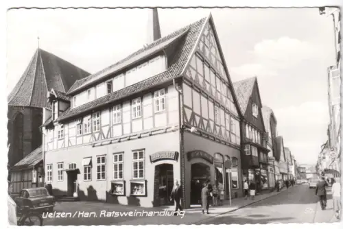 AK, Uelzen, Straßenpartie mit Ratsweinhandlung, um 1960