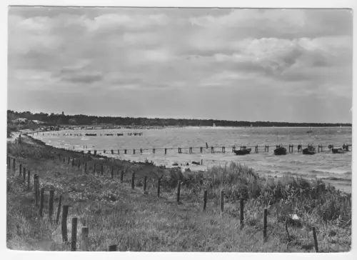 AK, Glowe Rügen, Strandpartie mit Stegen, 1965