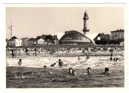 AK, Rostock Warnemünde, Blick vom Strand auf Teepott und Leuchtturm, 1985