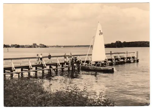 AK, Zeuthen Kr. Königs Wusterhausen, Bootssteg mit Segelboot, 1964