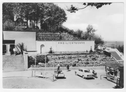 AK, Sellin Rügen, An der Freilichtbühne, Pkw, Zeitungskiosk, 1977