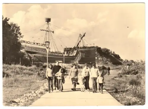 AK, Sassnitz Rügen, Saßnitz, OT Neu Mukran, Piratenschiff, Vers. 4, belebt, 1974