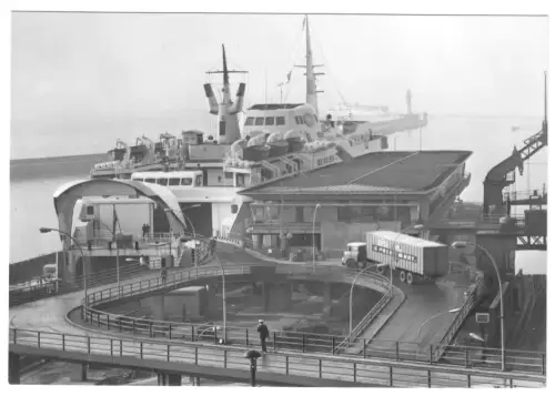 AK, Sassnitz Rügen, Saßnitz, Blick auf den Fährhafen, LKW mit Container, 1984