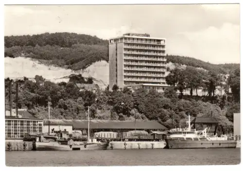 AK, Sassnitz Rügen, Saßnitz, Hafenansicht mit Blick zum Rügen-Hotel, 1972