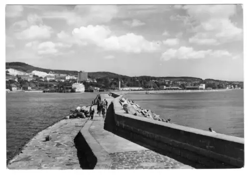 AK, Sassnitz Rügen, Saßnitz, Mole mit Blick zur Stadt, belebt, 1974