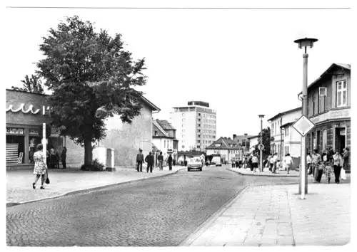 AK, Sassnitz Rügen, Saßnitz, Karl-Marx-Str., belebt, 1976