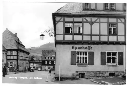AK, Geising Erzgeb., Partie am Rathaus mit Sparkasse, 1962