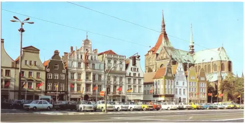 AK lang, Rostock, Ernst-Thälmann-Platz, beflaggt, zeitgen. Pkw, 1985