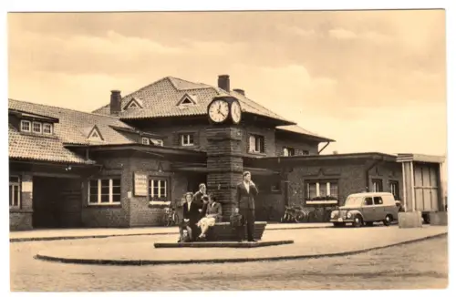 AK, Ostseebad Kühlungsborn, Bahnhof, Uhr, belebt, 1957