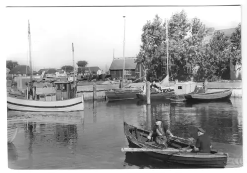AK, Neuendorf Insel Hiddensee, Hafen mit Fischerbooten, belebt, 1985