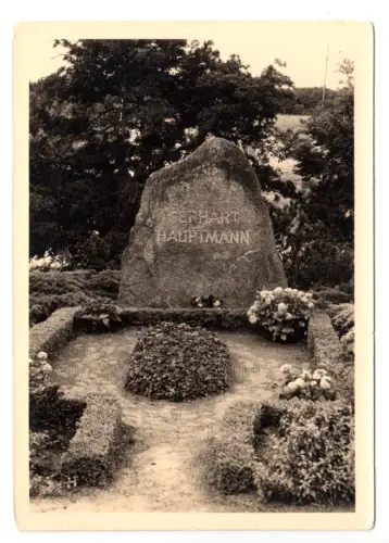 AK, Kloster Insel Hiddensee, Grabmal Gerhart Hauptmann, 1957