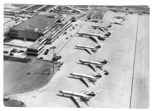 AK, Berlin Schönefeld, Flughafen, Luftbildübersicht, 1977