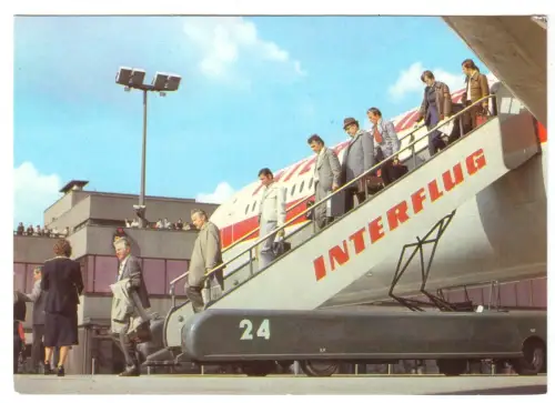 AK, Berlin Schönefeld, Flughafen, Passagiere verlassen Flugzeug,  1980