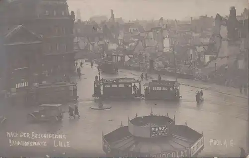 Ansichtskarte Foto Lille Bahnhofsplatz mit Straßenbahn nach Beschießung Erster Weltkrieg