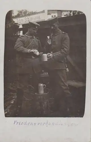Orig. Foto 2 Soldaten bei "Friedensverhandlungen"  Bayreuth 1914
