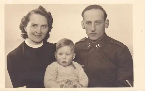 Orig. Foto Soldat mit Familie Frau Kind Plauen