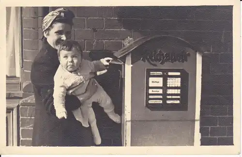 Ansichtskarte Foto Briefkasten Reichspost Mutter mit Kind Baby 1942