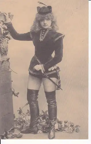 Ansichtskarte Frau im Kostüm Page Stiefel