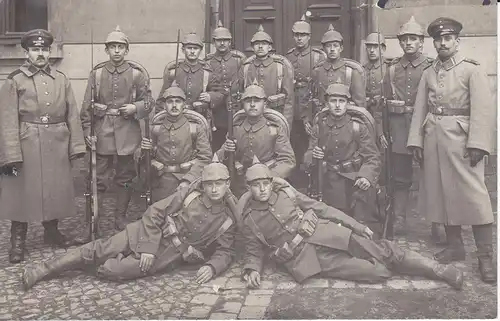 Orig. Foto Postkarte Gruppenbild Soldaten in voller Montur Gewehre / WK I 1914