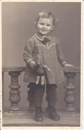 Orig. Foto Porträt Kind lachend mit Puppe Kindermode ca. 1930